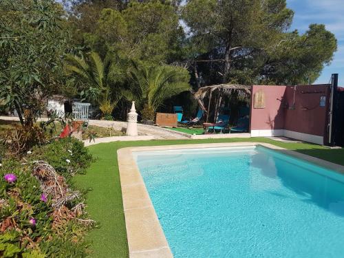 - une piscine dans une cour avec de l'herbe et des arbres dans l'établissement BO-Piscine chauffée, Bénagil-Carvoeiro, à Carvoeiro