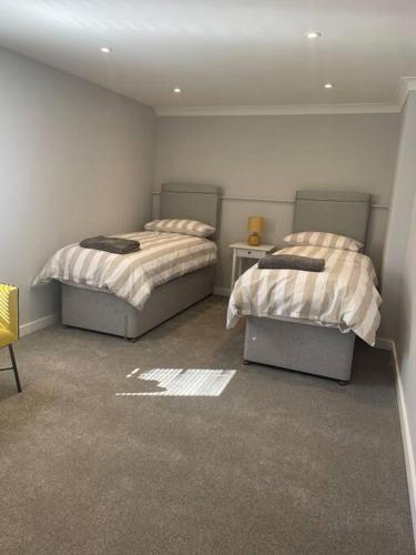um quarto com duas camas num quarto em Sunny Corner - lovely 2 bedroom appt em Redruth