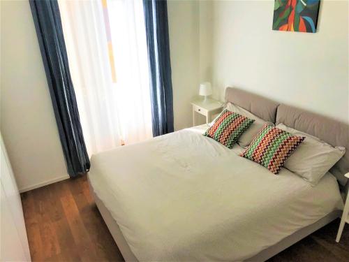 un letto con due cuscini sopra in una camera da letto di Eternal City Apartment a Roma