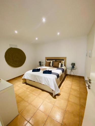 a bedroom with a bed and a tiled floor at Vivienda Vacacional Naia in La Asomada