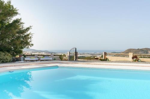 una gran piscina azul con vistas en CORTIJO OHANA, en Motril