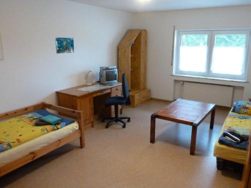 a room with a bedroom with a desk and a bed at Monteurwohnung Eichenpark in Pottum