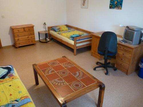 a bedroom with a bed and a desk with a desk at Monteurwohnung Eichenpark in Pottum