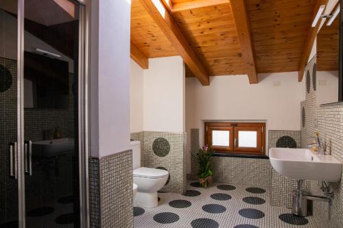 łazienka z toaletą i umywalką w obiekcie Lei Rooms w mieście Maranello