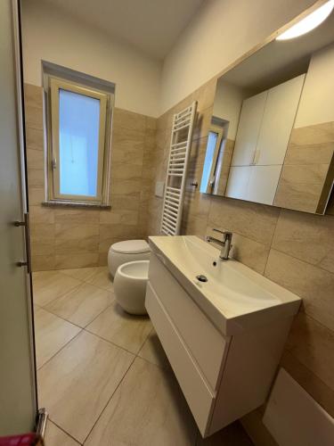 bagno con lavandino e servizi igienici di Belle vie luxury house a Montepaone