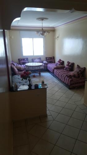 een woonkamer met 2 banken en een tafel bij Nabil in Mohammedia