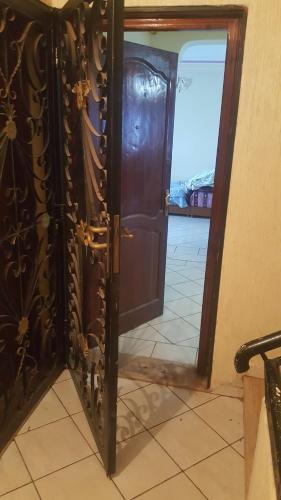 een open deur naar een kamer met een tegelvloer bij Nabil in Mohammedia