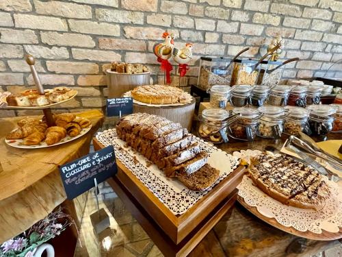 a buffet with various types of bread and pastries at Agriturismo Casale ai Prati in Latisana