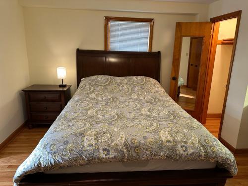 een slaapkamer met een bed met een deken erop bij J2 Pleasant Queens Size room near St. Peter's hospital & New Brunswick Downtown in New Brunswick