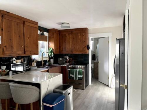 Η κουζίνα ή μικρή κουζίνα στο Park City Serenity Spa Cabin