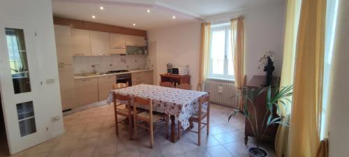 cocina con mesa, mesa y sillas en Appartamento San Francesco, en Cavizzana