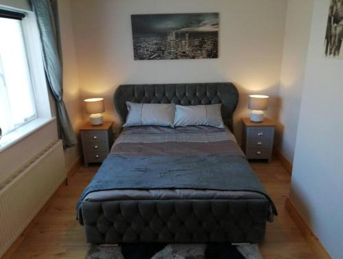 Postel nebo postele na pokoji v ubytování Boggs' Cottage Malin Head