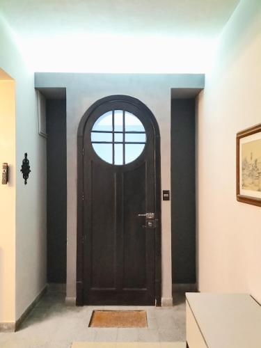 una porta nera in una stanza con finestra di Casa Estudio Condesa a Città del Messico