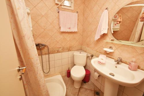 Ένα μπάνιο στο Olia Sea View Shared Pool Villa, Nea Fokea