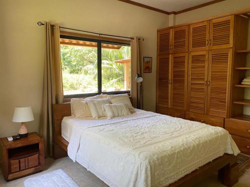 Un dormitorio con una cama grande y una ventana en Caldera River Canyon, 