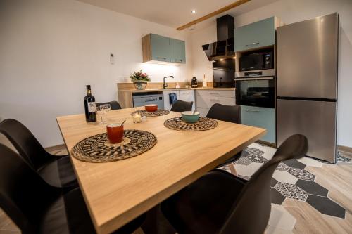 Photo de la galerie de l'établissement Girouette #3 étoiles #1 à 6 personnes #kingsize #netflix, à Bresdon