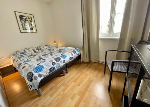 - une chambre avec un lit et une couette bleue et blanche dans l'établissement Alsalor, à Gandrange