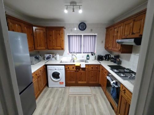 A kitchen or kitchenette at Exquisite Two Bed Apartment in Grays - Free Wi-Fi and Netflix