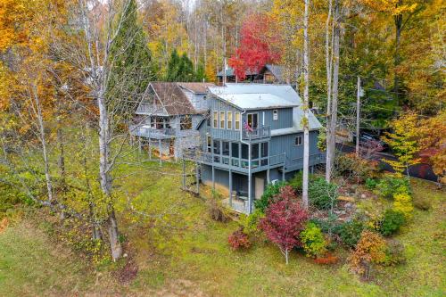 eine Luftansicht eines großen Hauses im Wald in der Unterkunft Laurel Lodge At Last in Townsend