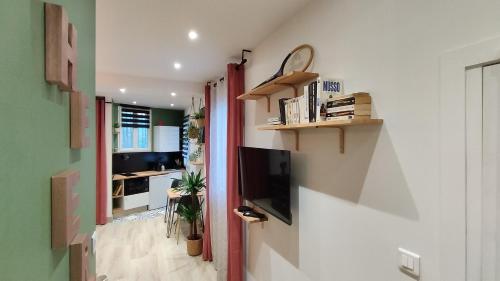 sala de estar con TV de pantalla plana en la pared en Studio de charme climatisé Gare Riquier, en Niza