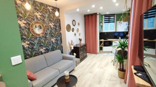 een woonkamer met een bank en een tafel bij Studio de charme climatisé Gare Riquier in Nice