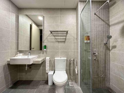 uma casa de banho com um WC, um lavatório e um chuveiro em Bali Residence Melaka near Jonker Street em Malaca