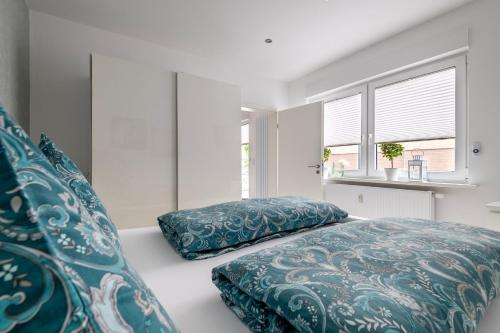 a bedroom with two beds and a window at Ferienwohnung Blickfang am Nordberg in Goslar