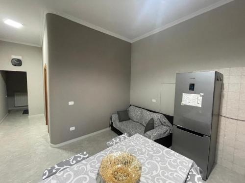 a small room with a refrigerator and a couch at B&B Casa Mimì in San Ferdinando di Puglia