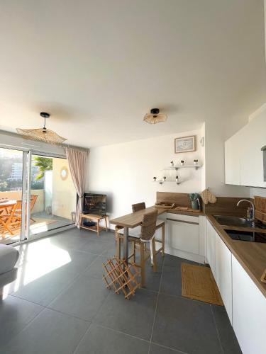 Una cocina o cocineta en Luxueux Studio Neuf - Frontière Monaco - Piscine - Parking privé