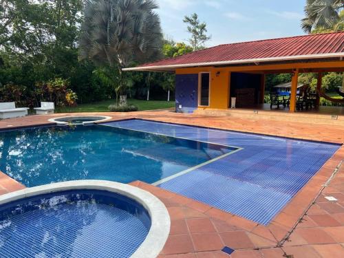 basen przed domem w obiekcie Finca Villa juanes w mieście Villavicencio