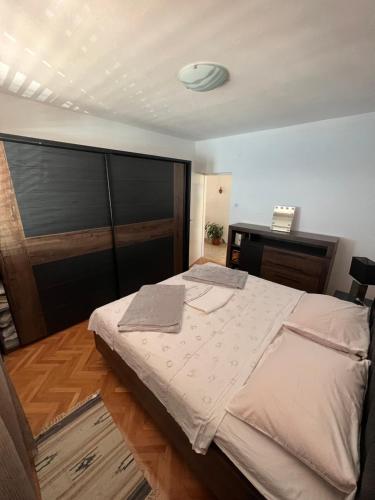 ein Schlafzimmer mit einem großen Bett in einem Zimmer in der Unterkunft Apartment Ivanka in Senj