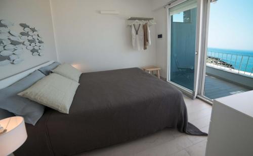 トッレ・サン・ジョヴァンニ・ウジェントにあるAppartamento Mare Verdeのベッドルーム1室(ベッド1台付)が備わります。