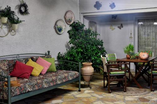 KórinthosにあるAncient Corinth Guest Houseのリビングルーム(ソファ、テーブル付)