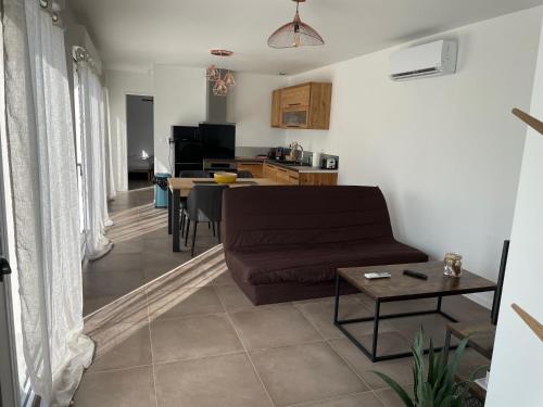 un salon avec un canapé et une table dans l'établissement Maison Fleurs de Lys, climatisée, WiFi et Parking Privée Gratuit, Lave-Linge, Vernon Giverny, à Vernon