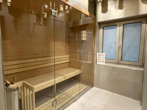 cabina doccia con parete in vetro di *BRANDNEW* MODERNES APARTMENT IN DEN WEINBERGEN MIT POOL UND SAUNA a Spielfeld