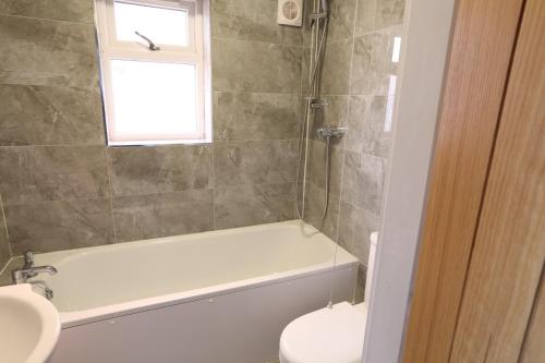 uma casa de banho com uma banheira, um WC e um lavatório. em Aylestone em Leicester
