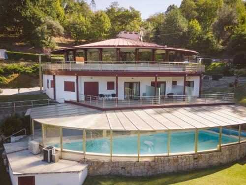 una casa con un grande terrazzo e una piscina di Quinta do Rio Gerês a Bouro
