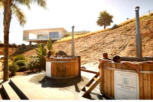 grupa ludzi w jacuzzi w ośrodku wypoczynkowym w obiekcie Alcazaba Blue Lagoon 3 bedroom, Ground floor Apartment w mieście Estepona