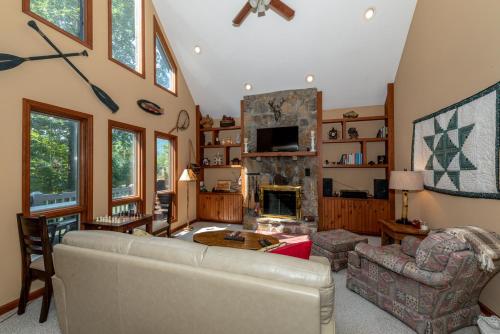 a living room with a couch and a fireplace at Laurel Lodge At Last in Townsend