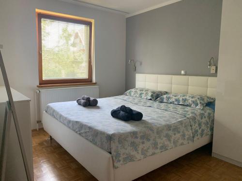 ein Schlafzimmer mit einem Bett mit zwei schwarzen Säcken darauf in der Unterkunft La casa verde in Bled-Rečica