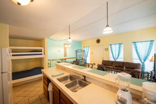 - une cuisine avec un évier et des lits superposés dans l'établissement South Padre Island condo is walking distance to the beach, Sleeps 6, Third Floor, 2024 Traveler Award, à South Padre Island