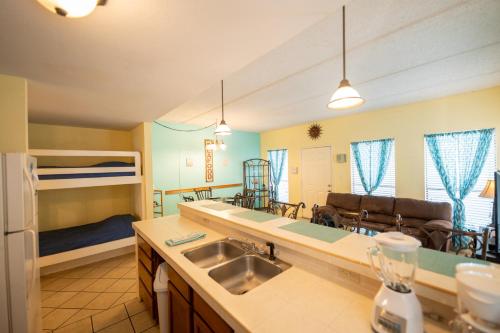 Postel nebo postele na pokoji v ubytování Affordable SPI family condo - walking distance to the beach, Sleeps 6, Third Floor, 2025 Traveler Award