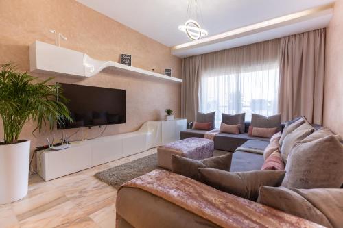 un soggiorno con divano e TV di AeroChic a Nouaceur