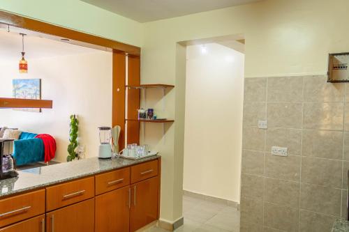 La salle de bains est pourvue d'une douche et d'un lavabo. dans l'établissement Quzuri Homestay nearJKIA SGR NRB Kenya, à Syokimau