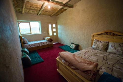 1 dormitorio con cama y ventana en La Belle Etoile en Ouazzane