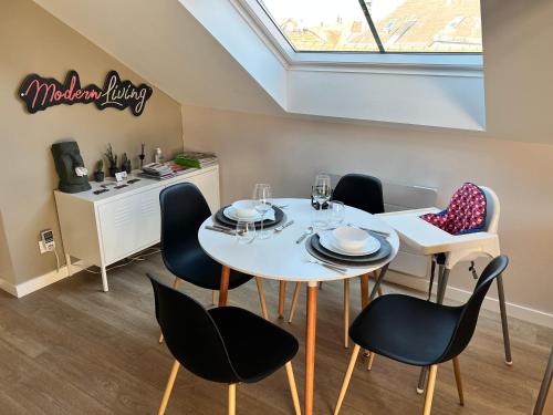 Modern Living في أونانغ: غرفة طعام مع طاولة بيضاء وكراسي
