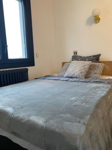 un grand lit dans une chambre avec une fenêtre dans l'établissement Chambre privée, à Chenac-sur-Gironde