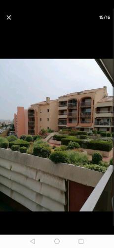 une vue sur un bâtiment avec des plantes sur une grande dans l'établissement Appartement en front de mer avec parking privatif, à Fréjus
