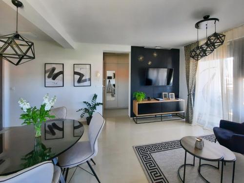 Enjoy Pula - new apt with terrace and FREE parking garage