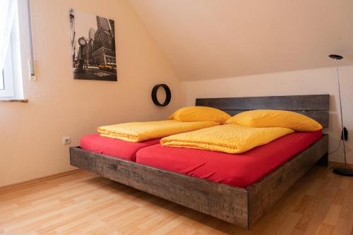 カッセルにあるArt City Studio Kassel 5のベッドルーム1室(黄色い枕のベッド1台付)